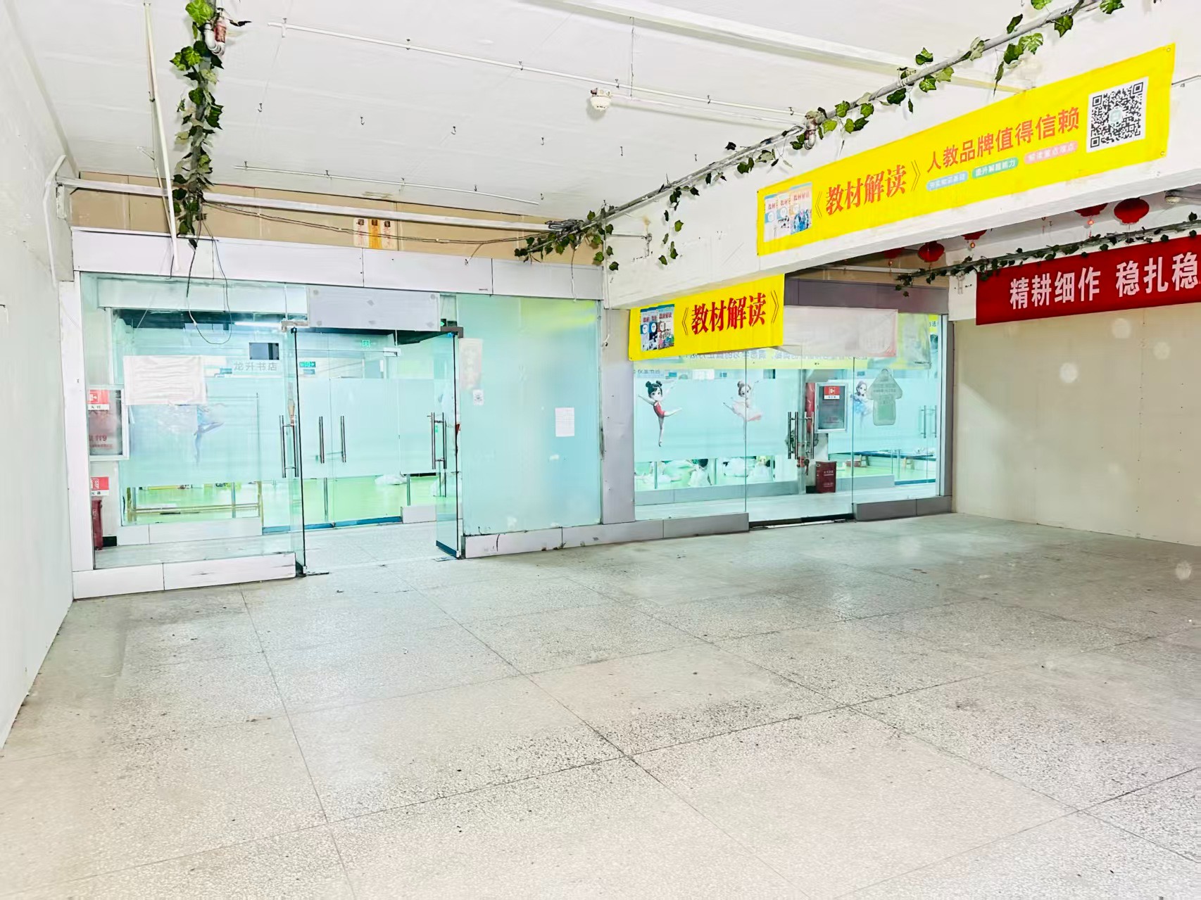 华源凯旋广场提供写字楼、商铺、展示空间、直播间等多种面积选择，满足企业办公、研发、展示、运营等多元需求。