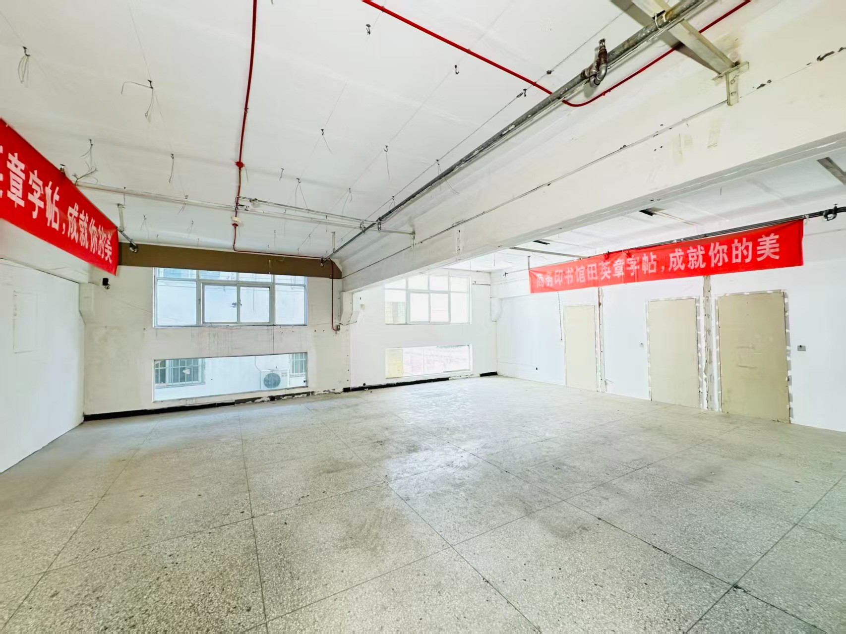 华源凯旋广场重点吸引人工智能应用、数字经济、电商直播、智能制造服务、软件开发、科技创新企业及创业团队入驻